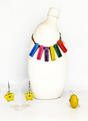 Accessori in giallo con collana colorata