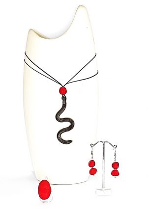 Accessori in bronzo e rosso con collana a serpente