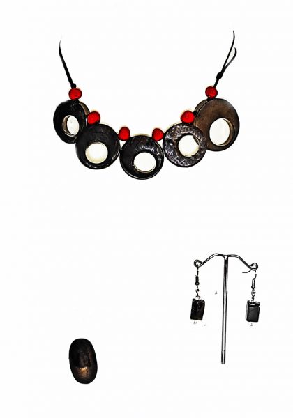 Accessori in bronzo e rosso con collana ad anelli